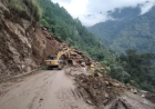 बदरीनाथ हाईवे पर पहाड़ी से गिरा भारी मलबा और बोल्डर, बाल-बाल बचे राहगीर , आज भी भारी बारिश का अलर्ट