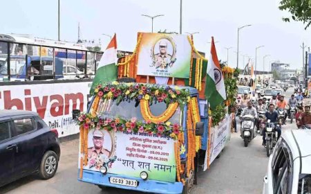CG : “जब तक सूरज चांद रहेगा, आकाश तेरा नाम रहेगा” के नारों के साथ निकली शहीद एएसपी आकाश राव की अंतिम यात्रा, हर आंख हुई नम