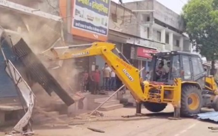 अवैध अतिक्रमण पर चला बुलडोजर: 500 ठेले, 300 फ्लेक्स और 30 शेड हटाए गए, 12 जून तक जारी रहेगी कार्रवाई