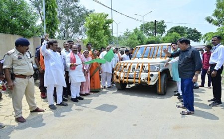 रायपुर : उप मुख्यमंत्री अरुण साव ने सोलर बैटरी वाहन को हरी झंडी दिखाकर किया रवाना