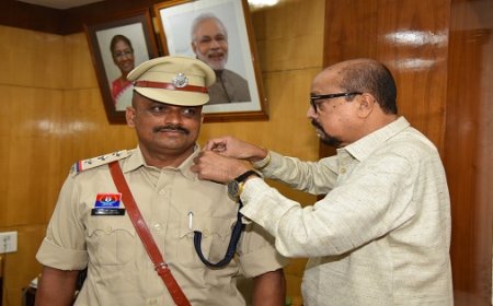 रायपुर : राज्यपाल की सुरक्षा में तैनात निरीक्षक के उप पुलिस अधीक्षक पदोन्नत होने पर स्टार सेरेमनी का आयोजन