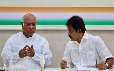 कांग्रेस के राष्ट्रीय अध्यक्ष मल्लिकार्जुन खरगे और राष्ट्रीय महासचिव केसी वेणुगोपाल आएंगे छत्तीसगढ़, राज्य सरकार के खिलाफ मोर्चा खोलने की तैयारी