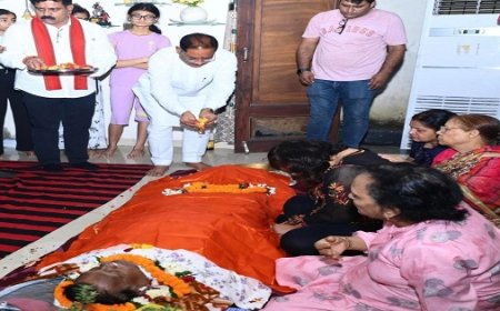 रायपुर : मुख्यमंत्री विष्णु देव साय ने पद्मश्री डॉ. सुरेंद्र दुबे को दी श्रद्धांजलि