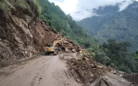 बदरीनाथ हाईवे पर पहाड़ी से गिरा भारी मलबा और बोल्डर, बाल-बाल बचे राहगीर , आज भी भारी बारिश का अलर्ट
