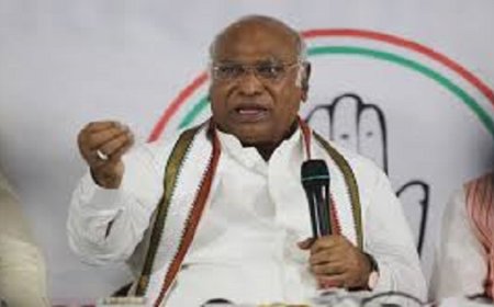 कर्नाटक में सीएम पद को लेकर घमासान, खरगे ने दी साफ चेतावनी