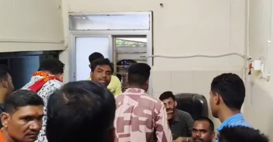 कवर्धा जिला अस्पताल में लापरवाही का आरोप: टीकाकरण के बाद तीन दिन के नवजात की मौत, परिजनों का हंगामा