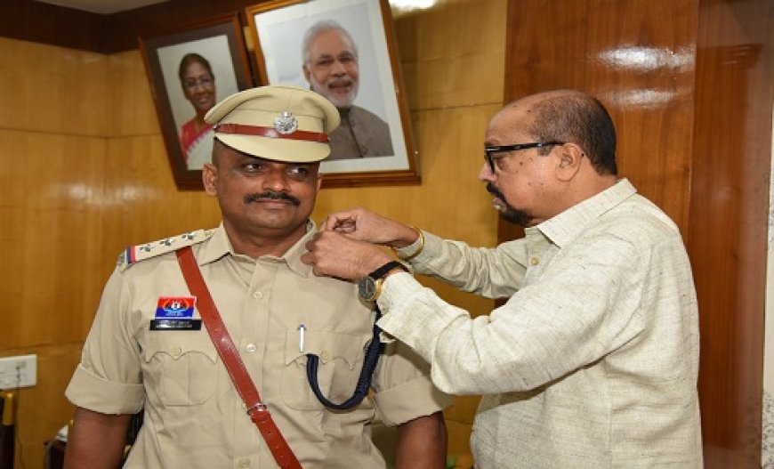 रायपुर : राज्यपाल की सुरक्षा में तैनात निरीक्षक के उप पुलिस अधीक्षक पदोन्नत होने पर स्टार सेरेमनी का आयोजन