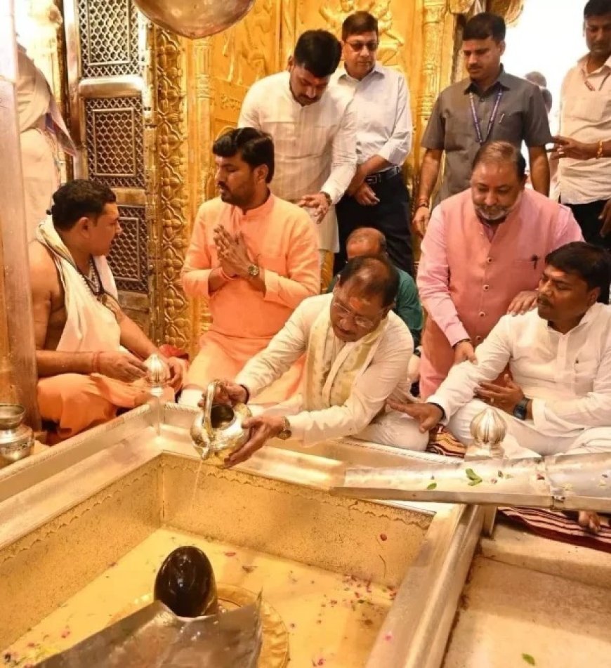 CM साय ने काशी में बाबा विश्वनाथ के दर्शन कर किया जलाभिषेक, जन-जन के मंगल एवं विश्व शांति की कामना की