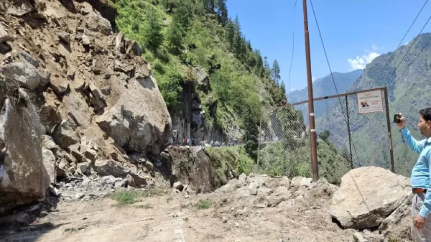 बदरीनाथ राष्ट्रीय राजमार्ग के पिनौला में चट्टान से टूटकर गिरे बोल्डर, यात्रा बाधित, तीर्थयात्रियों को रोका गया