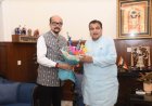 राज्यपाल डेका ने केन्द्रीय सड़क परिवहन एवं राजमार्ग मंत्री गड़करी से की सौजन्य भेंट