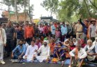 खाद की किल्लत को लेकर फूटा किसानों का गुस्सा,14 गांवों के किसानों ने एकजुट होकर किया प्रदर्शन,चक्काजाम से यातायात ठप्प