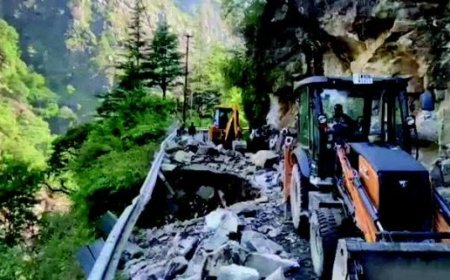 चारधाम यात्रा : तीसरे दिन भी नहीं खुला यमुनोत्री हाईवे, सैकड़ों श्रद्धालु फंसे, जानें यात्रा से जुड़ा नया अपडेट