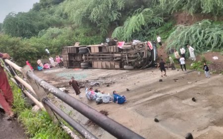 जलगांव बस हादसा: पुल से नदी में गिरी बस, 3 की मौत, 20 घायल