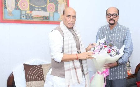 राज्यपाल डेका ने रक्षा मंत्री राजनाथ सिंह से सौजन्य भेंट की