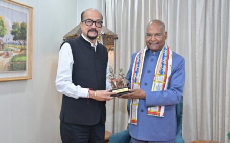 पूर्व राष्ट्रपति कोविंद से राज्यपाल डेका ने की सौजन्य भेंट