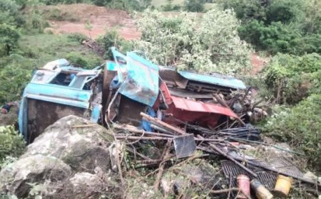 Breaking कवर्धा में दर्दनाक हादसा: बोर वाहन गहरी खाई में गिरी, 4 लोगों की मौत, कई लोग गाडी के नीचे दबे, रेस्क्यू जारी