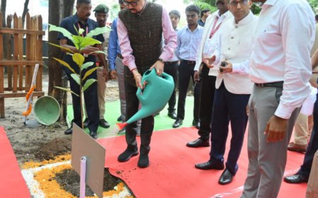 ’राज्यपाल रमेन डेका ने एकलव्य विद्यालय में लगाया आंवला का पौधा, छात्रों से संवाद कर बढ़ाया उत्साह