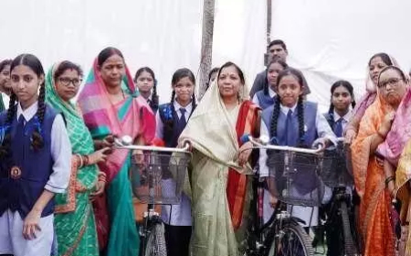 जशपुर में शाला प्रवेश उत्सव: कौशल्या साय ने बच्चों को दी शुभकामनाएं, बांटी पुस्तकें और सायकल