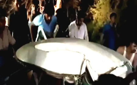 NH 11 :दो कारों की आपस में भिंड़त में उड़ गए परखच्चे: 5 लोगों की दर्दनाक मौत, 4 लोग घायल, कटर से काटकर निकाले गए शव