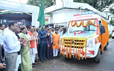 मुख्यमंत्री विष्णुदेव साय ने आधुनिक एम्बुलेंस को दिखायी हरी झंडी