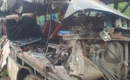 भीषण सड़क हादसा: कांवड़ियों से भरी बस ट्रक से टकराई, 18 की दर्दनाक मौत