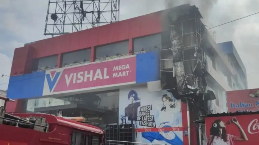 दिल्ली के करोल बाग में विशाल मेगा मार्ट में भीषण आग, एक की मौत