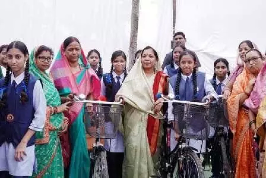 जशपुर में शाला प्रवेश उत्सव: कौशल्या साय ने बच्चों को दी शुभकामनाएं, बांटी पुस्तकें और सायकल