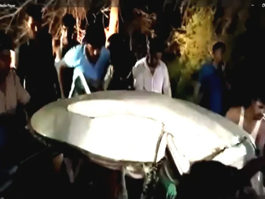 NH 11 :दो कारों की आपस में भिंड़त में उड़ गए परखच्चे: 5 लोगों की दर्दनाक मौत, 4 लोग घायल, कटर से काटकर निकाले गए शव