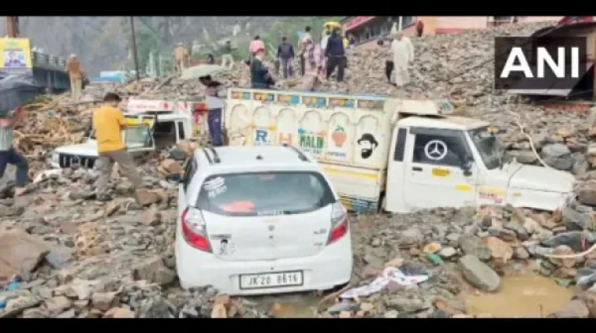 जम्मू-श्रीनगर हाईवे बंद: रामबन में भूस्खलन से अमरनाथ यात्रा प्रभावित, सैकड़ों वाहन फंसे