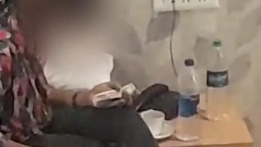 होटल के कमरे से युवती का वीडियो वायरल,500 के नोट में ड्रग्स बनाकर खींच रही!