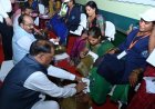 मुख्यमंत्री ने पैर पखारकर दिया सम्मान, भावुक हुईं स्वच्छता दीदियां – ‘जीवन में पहली बार इतना गर्व महसूस हुआ’