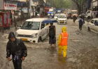 मुंबई में बारिश से जनजीवन अस्त-व्यस्त : बीते 24 घंटे में छह की मौत, हार्बर लाइन पर लोकल ट्रेन सेवाएं 15 घंटे बाद शुरू, एयरलाइन कम्पनी ने जारी की एडवाइजरी