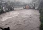 चमोली में बारिश का कहर : ज्योतिर्मठ–मलारी हाईवे पर पुल बहा, सीमांत गांवों का संपर्क टूटा
