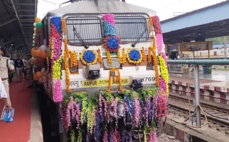 मुख्यमंत्री ने रायपुर से जबलपुर के बीच नई इंटरसिटी ट्रेन को दिखाई हरि झंडी