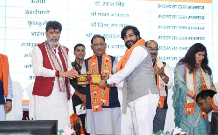 मुख्यमंत्री निवास में आयोजित उत्कृष्ट सदस्यता सम्मान समारोह में आरंग विधायक गुरु खुशवंत साहेब जी को सदस्यता रत्न सम्मान से नवाजा गया