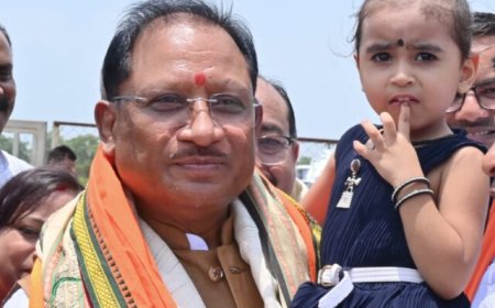 नन्ही सृष्टि को गोद में उठाकर मुख्यमंत्री विष्णु देव साय ने रच दिया अपनत्व और स्नेह का अविस्मरणीय पल नन्ही सृष्टि को गोद में उठाकर