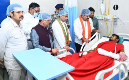 डिप्टी सीएम विजय शर्मा ने हॉस्पिटल पहुंच IED ब्लास्ट में घायल ग्रामीण और भालू के हमले में घायल जवान से की मुलाकात,पूछा स्वास्थ्य का हाल