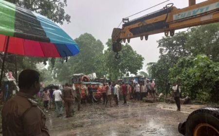 बाराबंकी में भीषण हादसा : बस पर अचानक गिर गया बरगद का पेड़, 5 शिक्षकों समेत 6 की मौत, 17 घायल