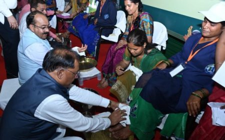 मुख्यमंत्री ने पैर पखारकर दिया सम्मान, भावुक हुईं स्वच्छता दीदियां – ‘जीवन में पहली बार इतना गर्व महसूस हुआ’