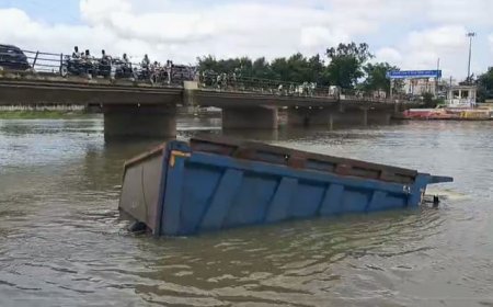 अनियंत्रित होकर खारुन नदी में गिरा ट्रक, मौके पर मचा हड़कंप