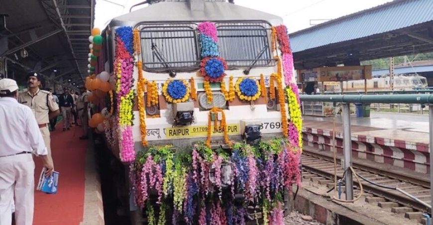 मुख्यमंत्री ने रायपुर से जबलपुर के बीच नई इंटरसिटी ट्रेन को दिखाई हरि झंडी