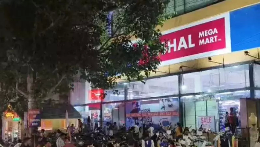 बिलासपुर के विशाल मेगा मार्ट में लिफ्ट में फंसे 8 लोग, डेढ़ घंटे बाद रेस्क्यू