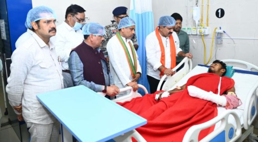 डिप्टी सीएम विजय शर्मा ने हॉस्पिटल पहुंच IED ब्लास्ट में घायल ग्रामीण और भालू के हमले में घायल जवान से की मुलाकात,पूछा स्वास्थ्य का हाल