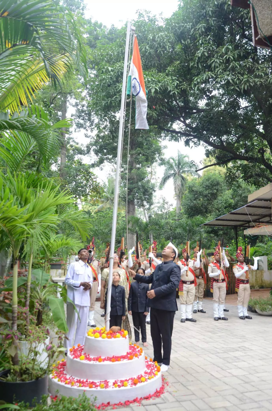रायपुर में कलेक्टर ने फहराया तिरंगा, सीएम करेंगे राज्य स्तरीय समारोह में शिरकत