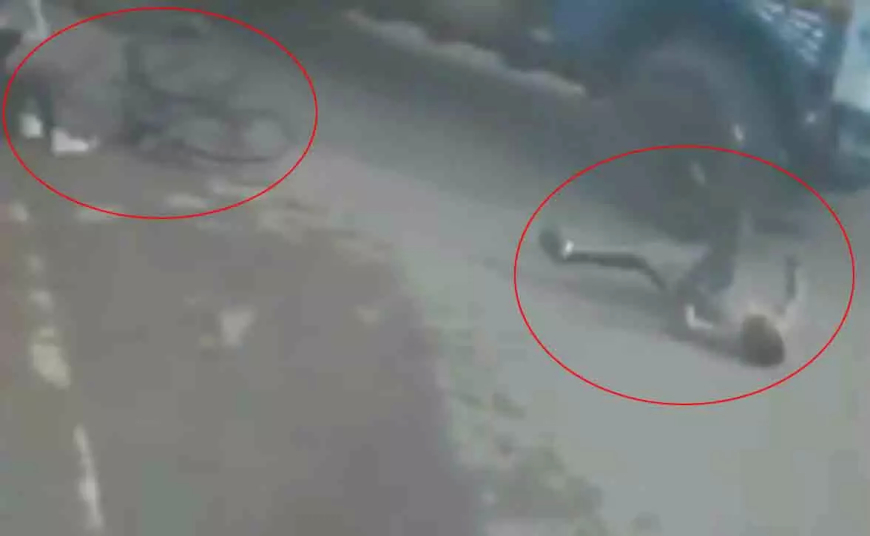 गरियाबंद में बड़ा हादसा टला: ट्रक की टक्कर से बाल-बाल बचे दो बच्चे