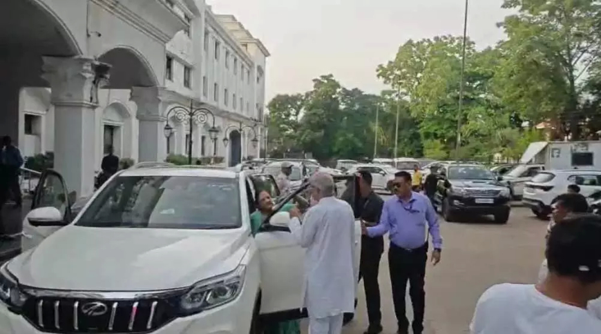 ईडी रिमांड पर चैतन्य बघेल से भावुक मुलाकात, भूपेश बघेल ने कहा- राजनीतिक साजिश