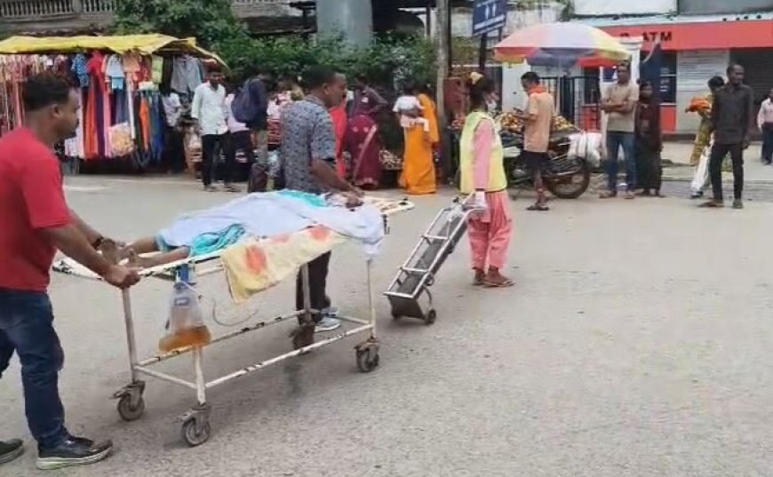 अस्पताल के बिगड़े हालात, मरीज को स्ट्रेचर में लेटा कर खुद सड़क पार करते दिखे परिजन