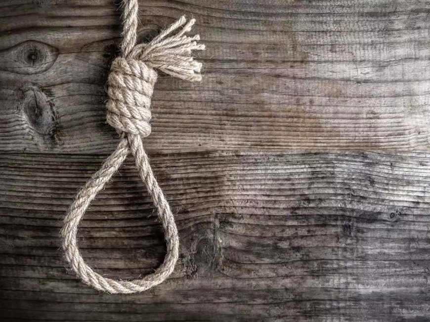 धमतरी में तीज पर विवाद: पति ने पत्नी से कहासुनी के बाद फांसी लगाकर की आत्महत्या