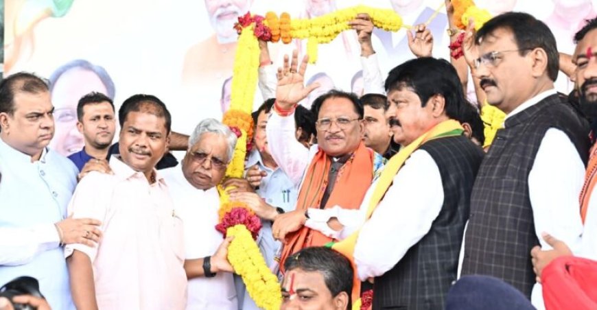 मुख्यमंत्री साय विदेश दौरे से लौटे,छत्तीसगढ़ी पारंपरिक नृत्य के साथ किया गया भव्य स्वागत