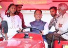 GST बचत उत्सव में सीएम विष्णु देव साय ने किसानों को सौंपी ट्रैक्टर-हार्वेस्टर की चाबियां